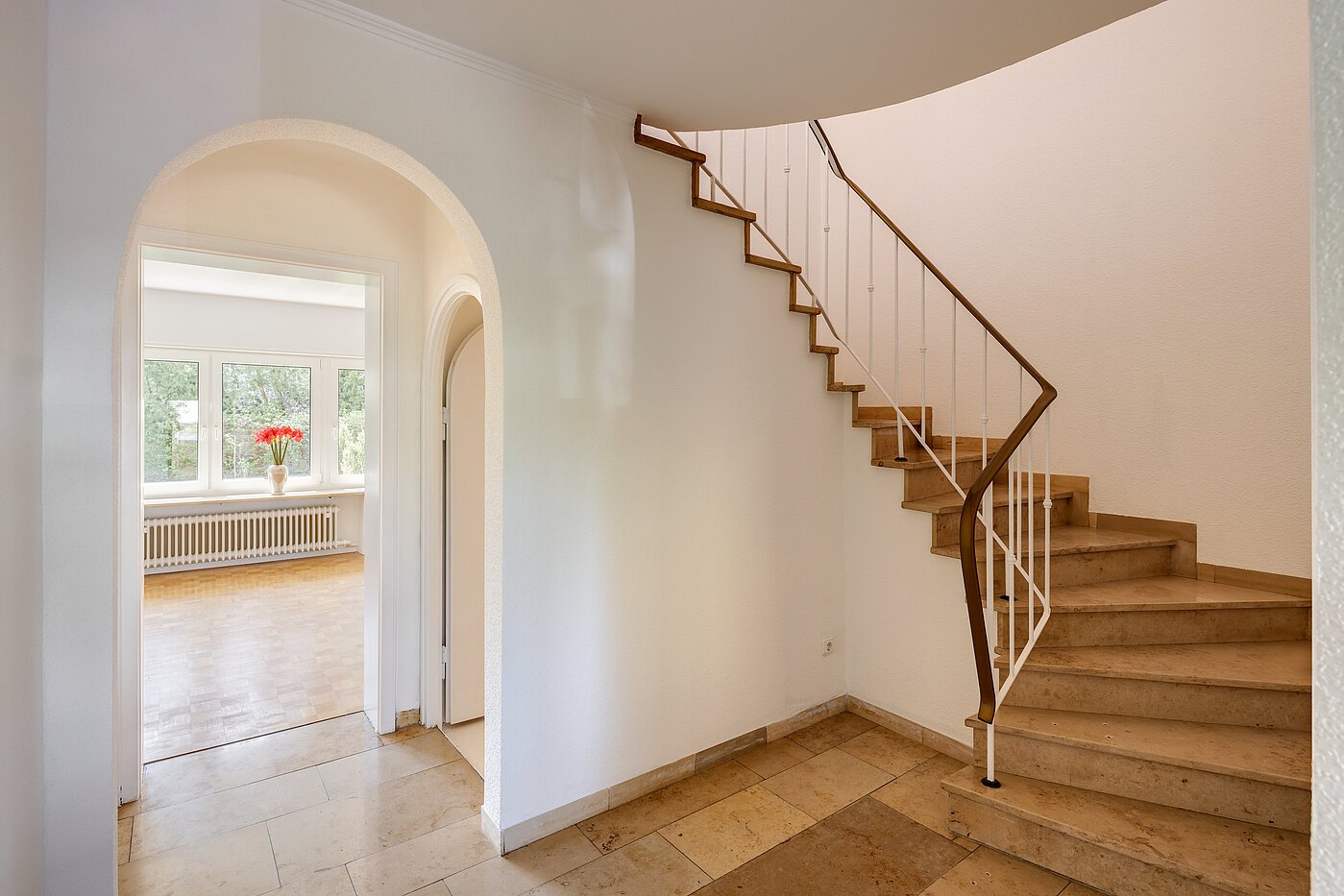 セミ・デタッチド・ハウス(一戸建てを二つに分けた家屋) 部屋数 4 部屋 | München-Solln | 70120 | Treppenhaus Erdgeschoß