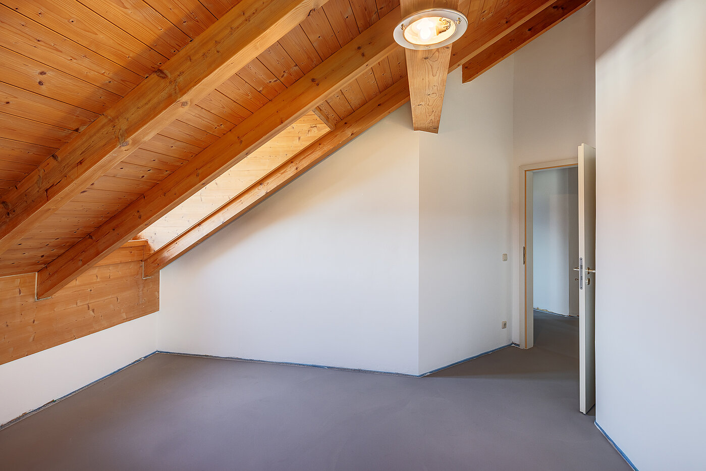 アティック・フラット（屋根裏） 部屋数 2 部屋 | 70314 | Schlafen