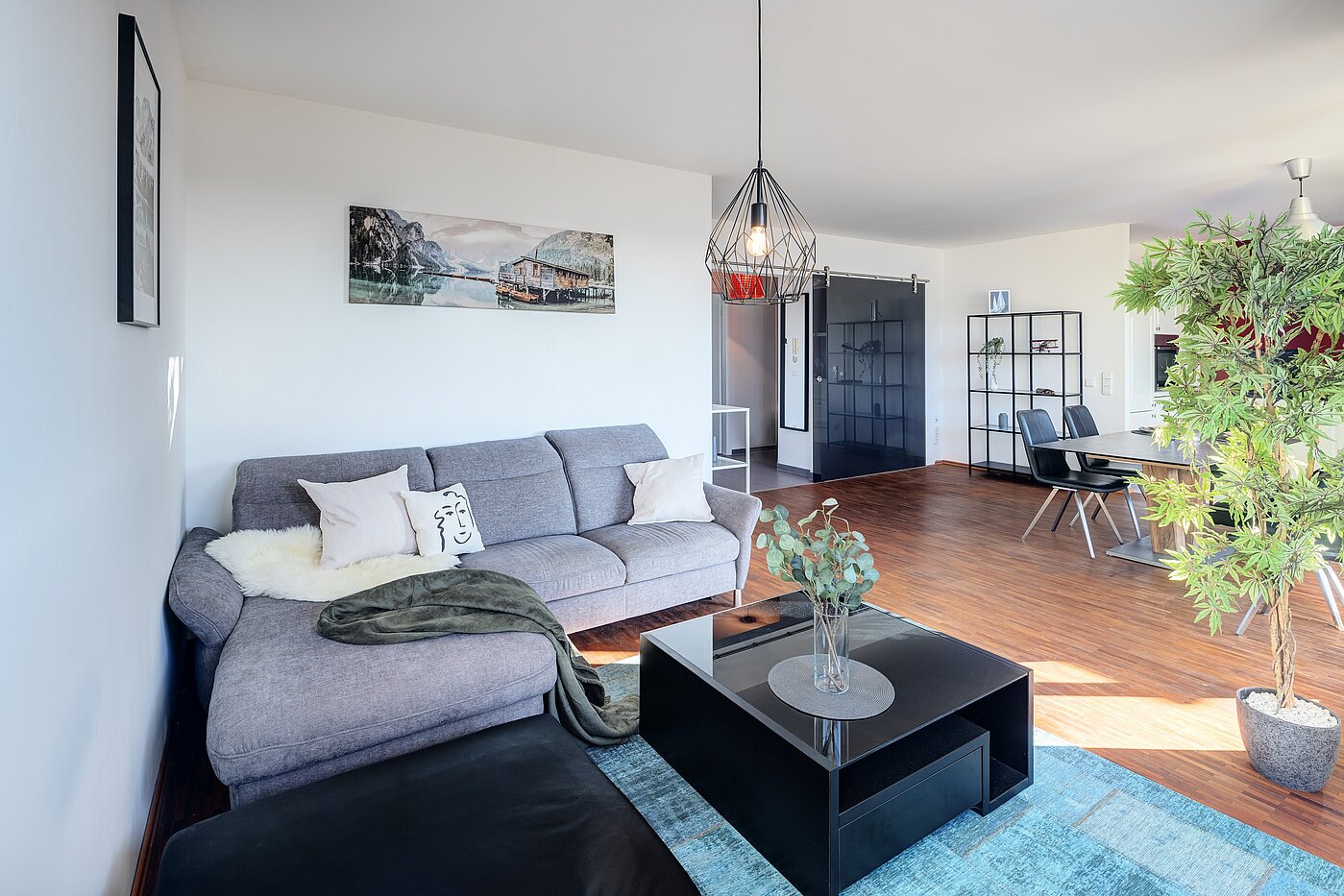 アティック・フラット（屋根裏） 部屋数 3 部屋 | München-Riem | 701701 | ...mit Zugang zur...