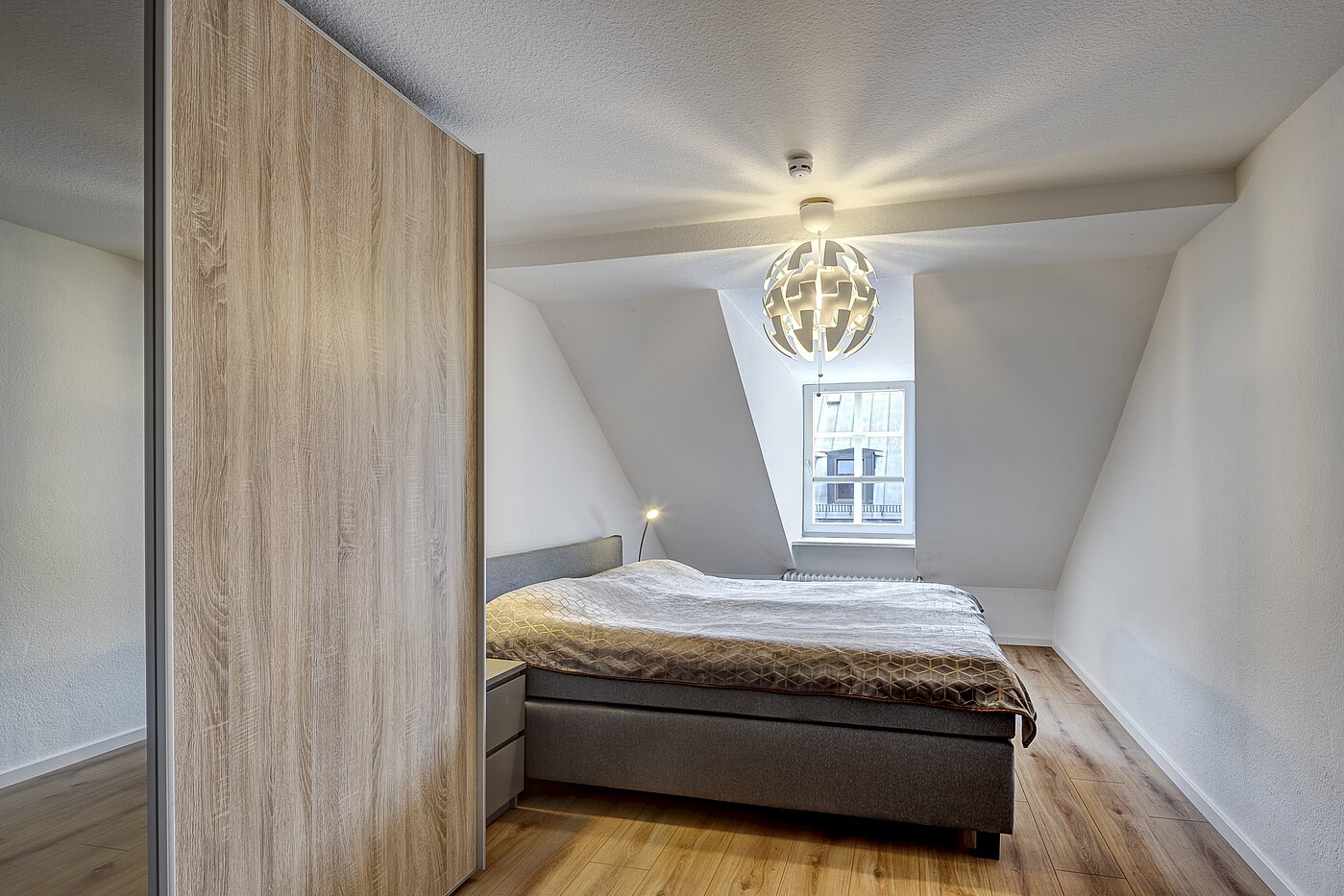 アティック・フラット（屋根裏） 部屋数 4.5 部屋 | München-Ludwigsvorstadt | 70461 | Schlafen 2