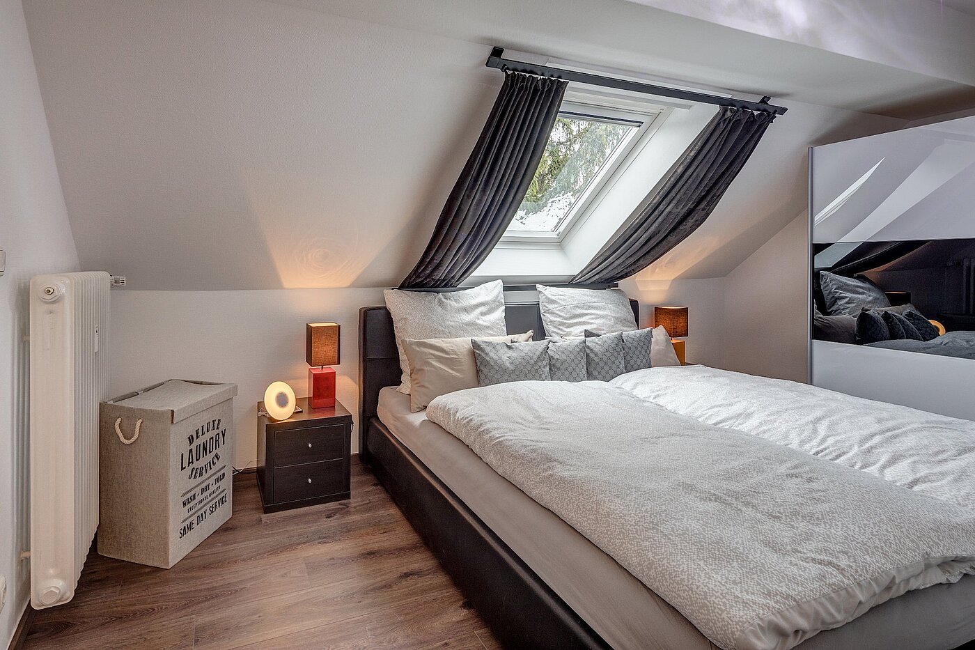 アティック・フラット（屋根裏） 部屋数 3 部屋 | München-Hasenbergl | 1803ML5 | Großzügiges Schlafzimmer