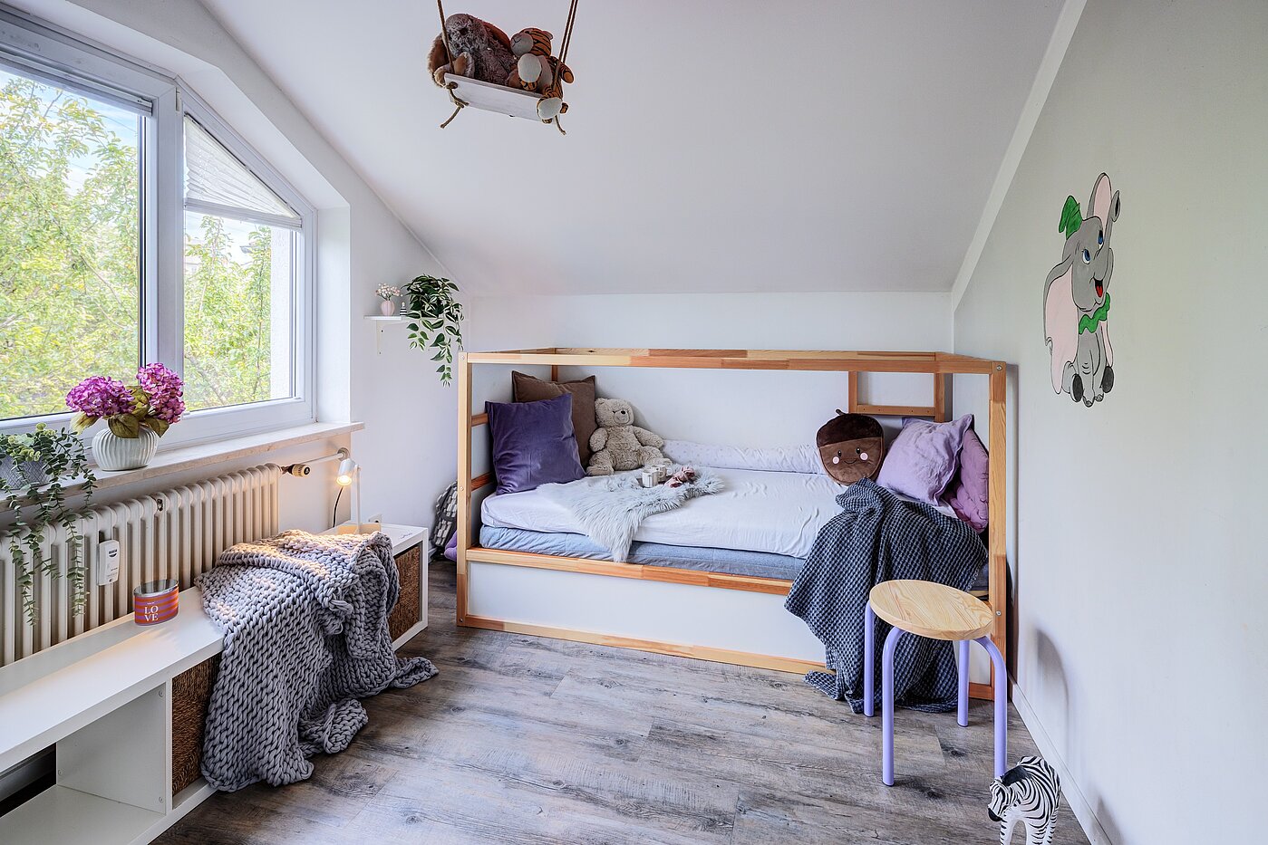 アティック・フラット（屋根裏） 部屋数 3 部屋 | Karlsfeld | 70217 | ...Kinderzimmer