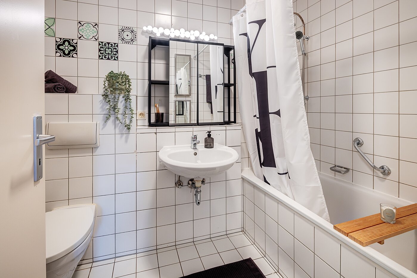 フラット 部屋数 3 部屋 | München-Bogenhausen | 70085 | Weiß gefliestes Bad...