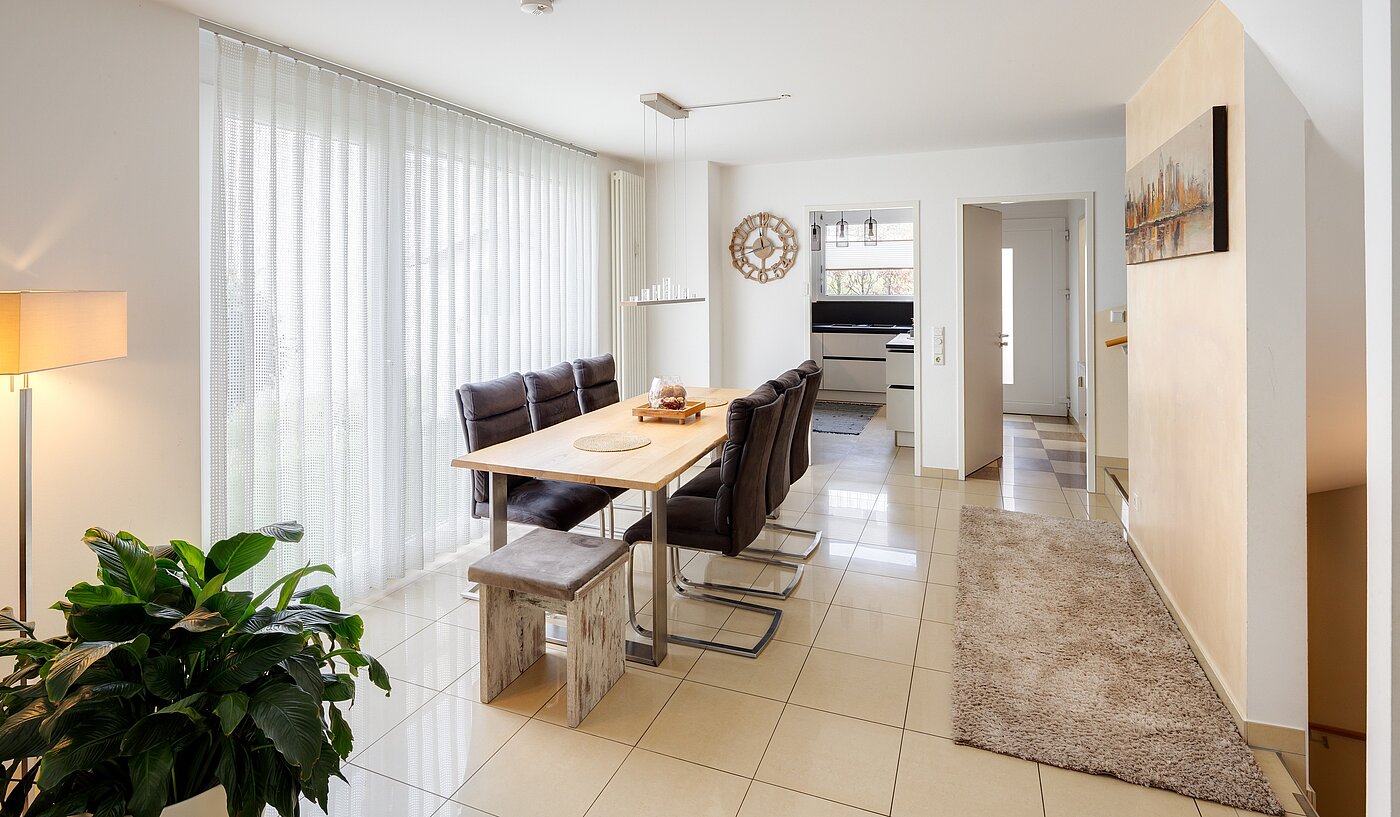 セミ・デタッチド・ハウス（一戸建てを二つに分けた家屋） 部屋数 5 部屋 | Unterföhring | 70119 | ...Essen