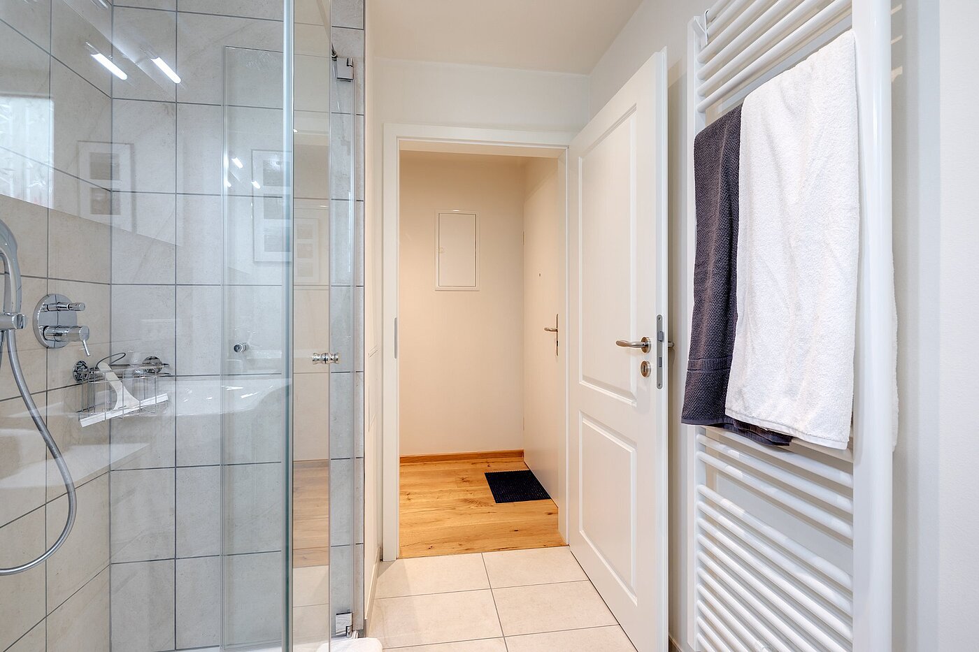 フラット 部屋数 2 部屋 | München-Maxvorstadt | 2107ML5 | Dusche und Handtuchheizkörper