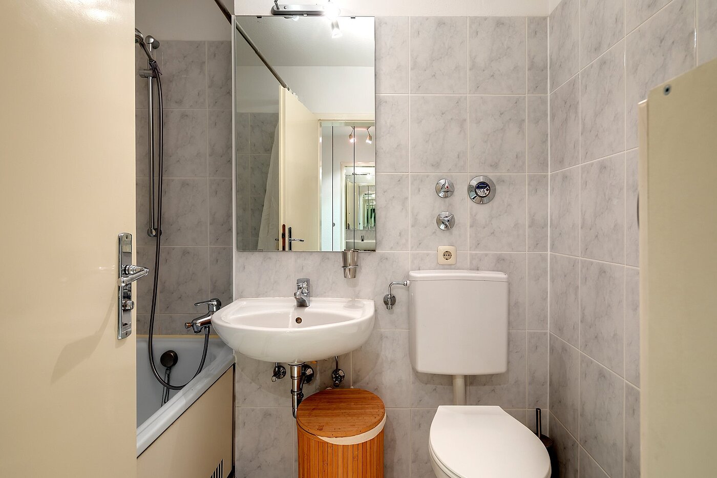 フラット 部屋数 1 部屋 | München-Neuhausen | 1911ML9 | Bad mit Wanne