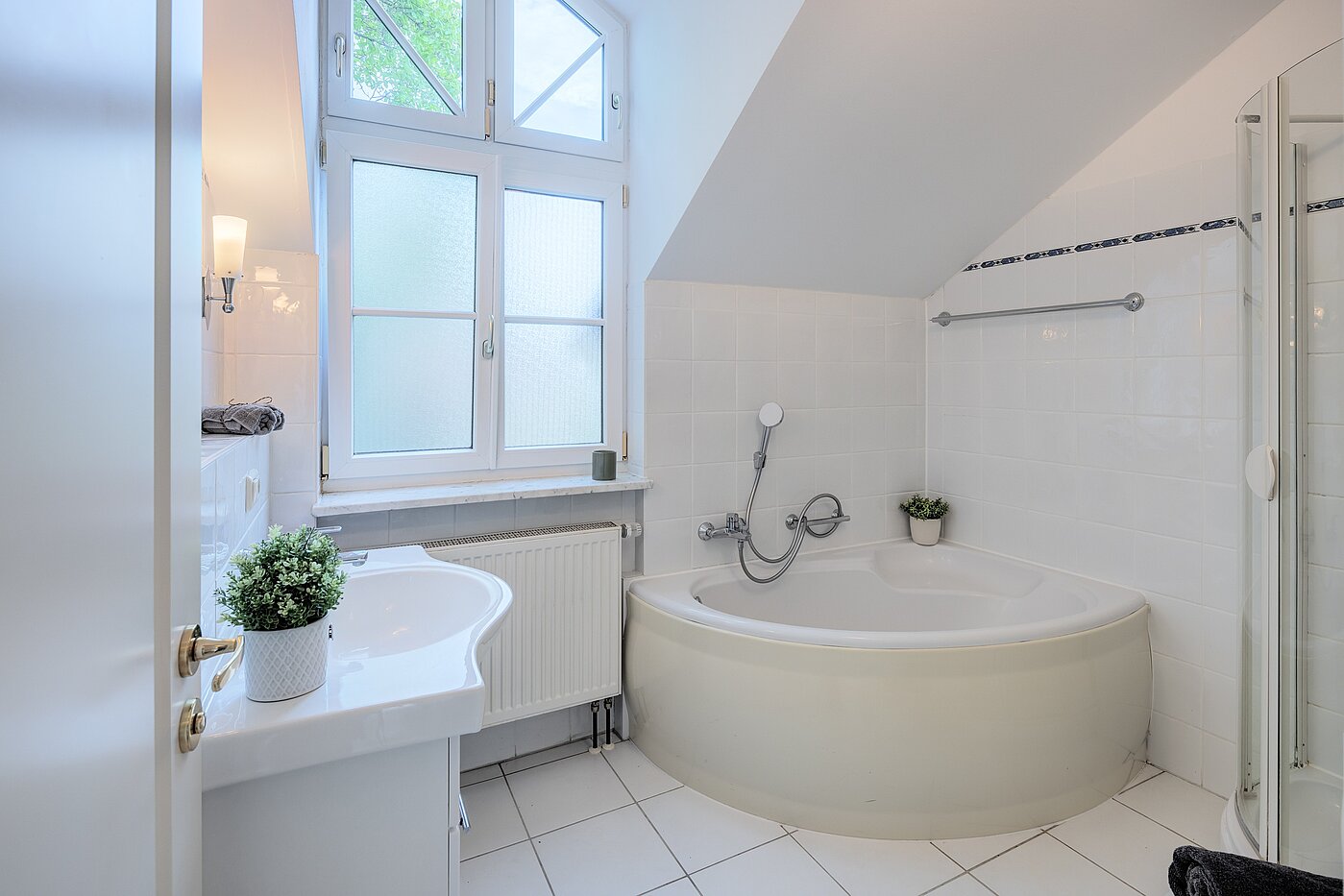 セミ・デタッチド・ハウス（一戸建てを二つに分けた家屋） 部屋数 5 部屋 | München-Trudering | 70269 | Tageslichtbad