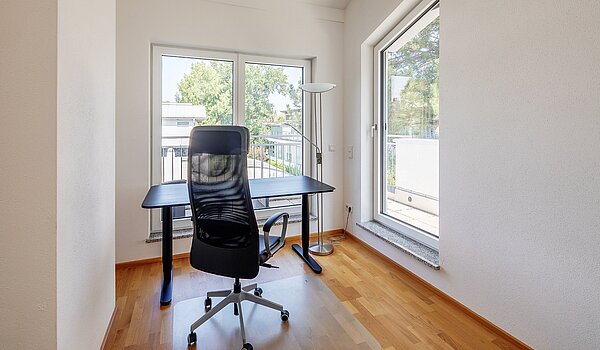 セミ・デタッチド・ハウス（一戸建てを二つに分けた家屋） 部屋数 6 部屋 | München-Pasing | 2007ML5 | Homeoffice-Platz mit...