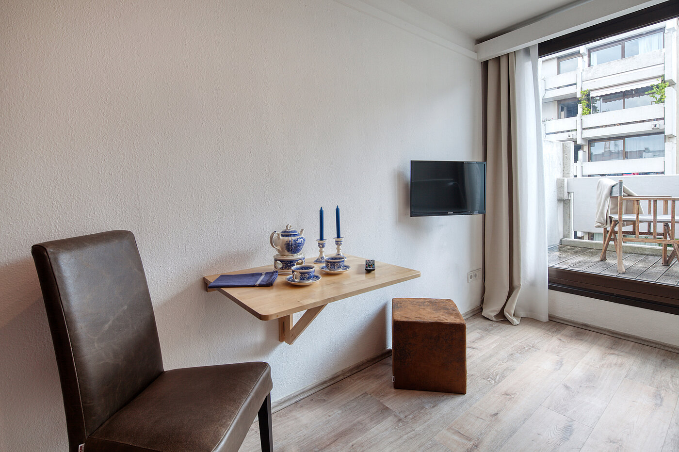 Apartment 部屋数 1 部屋 | München-Maxvorstadt | 70448 | Kleiner Tisch