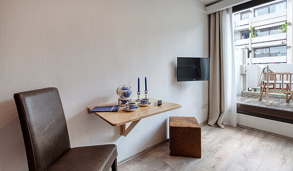 Apartment 部屋数 1 部屋 | München-Maxvorstadt | 70448 | Kleiner Tisch