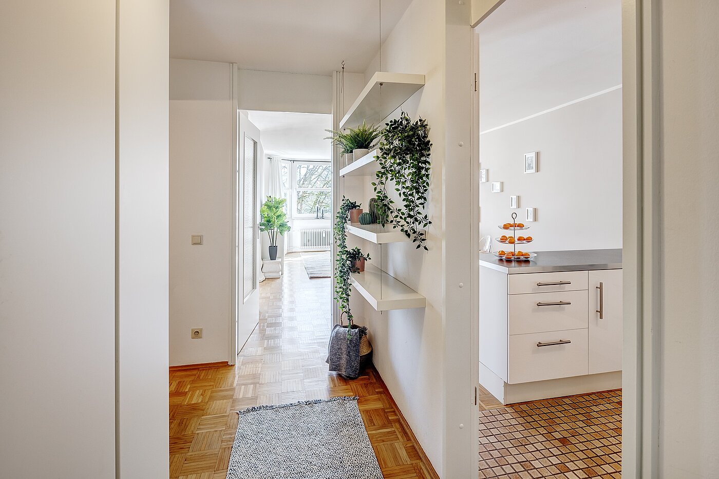フラット 部屋数 1.5 部屋 | München-Bogenhausen | 2203ML2 | Eingangsbereich mit Blick Richtung Wohnzimmer und Küche