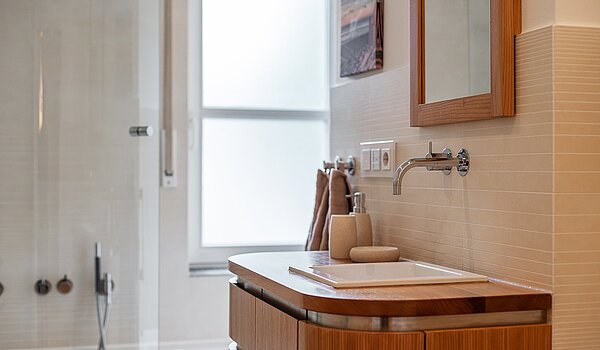 フラット 部屋数 3 部屋 | München-Harlaching | 2108ML3 | ...Badewanne und Fenster