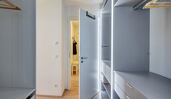 フラット 部屋数 3 部屋 | 70483 | ...Ankleide-/Schrankbereich