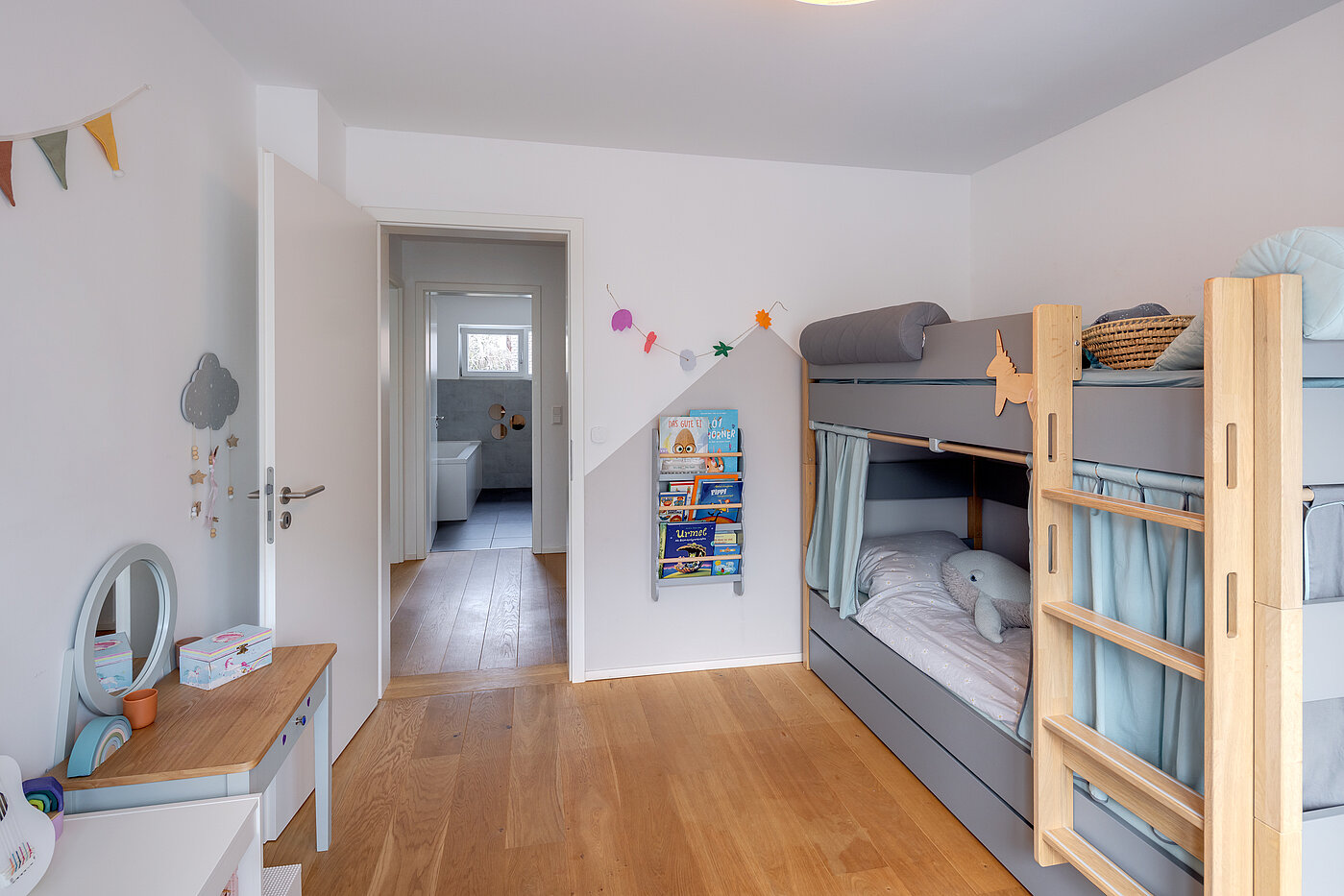 セミ・デタッチド・ハウス（一戸建てを二つに分けた家屋） 部屋数 5 部屋 | München-Aubing | 70162 | Kinderzimmer 1...