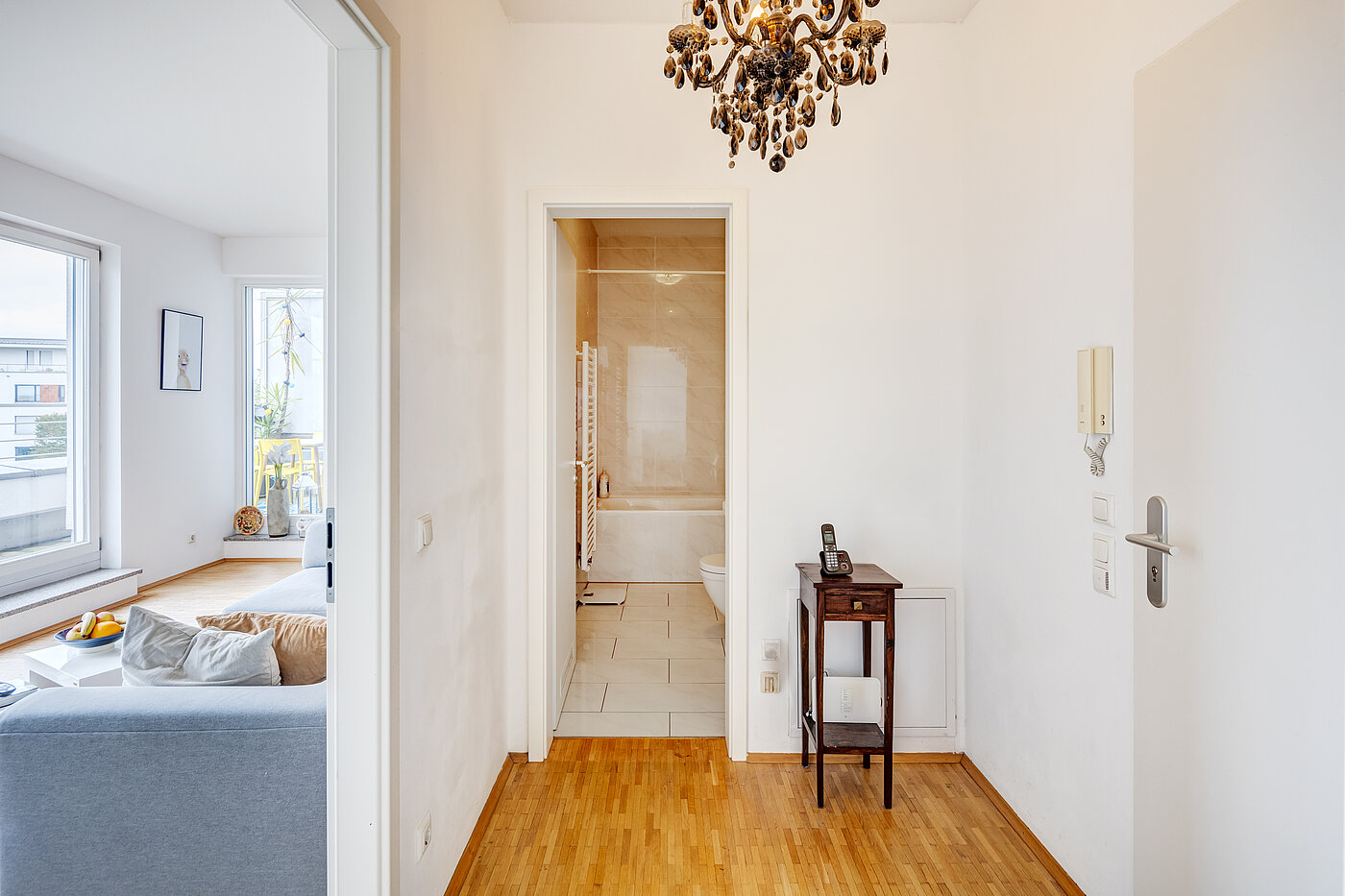 フラット 部屋数 2 部屋 | München-Schwabing | 70153 | ...und Blickrichtung Wohnzimmer und Bad
