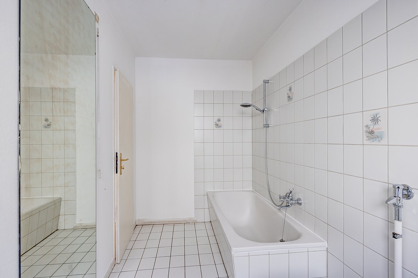 レイズド・グラウンドフロアー（一階が地表よりも高い） 部屋数 2.5 部屋 | München-Schwabing | 70441 | Bad mit Badewanne