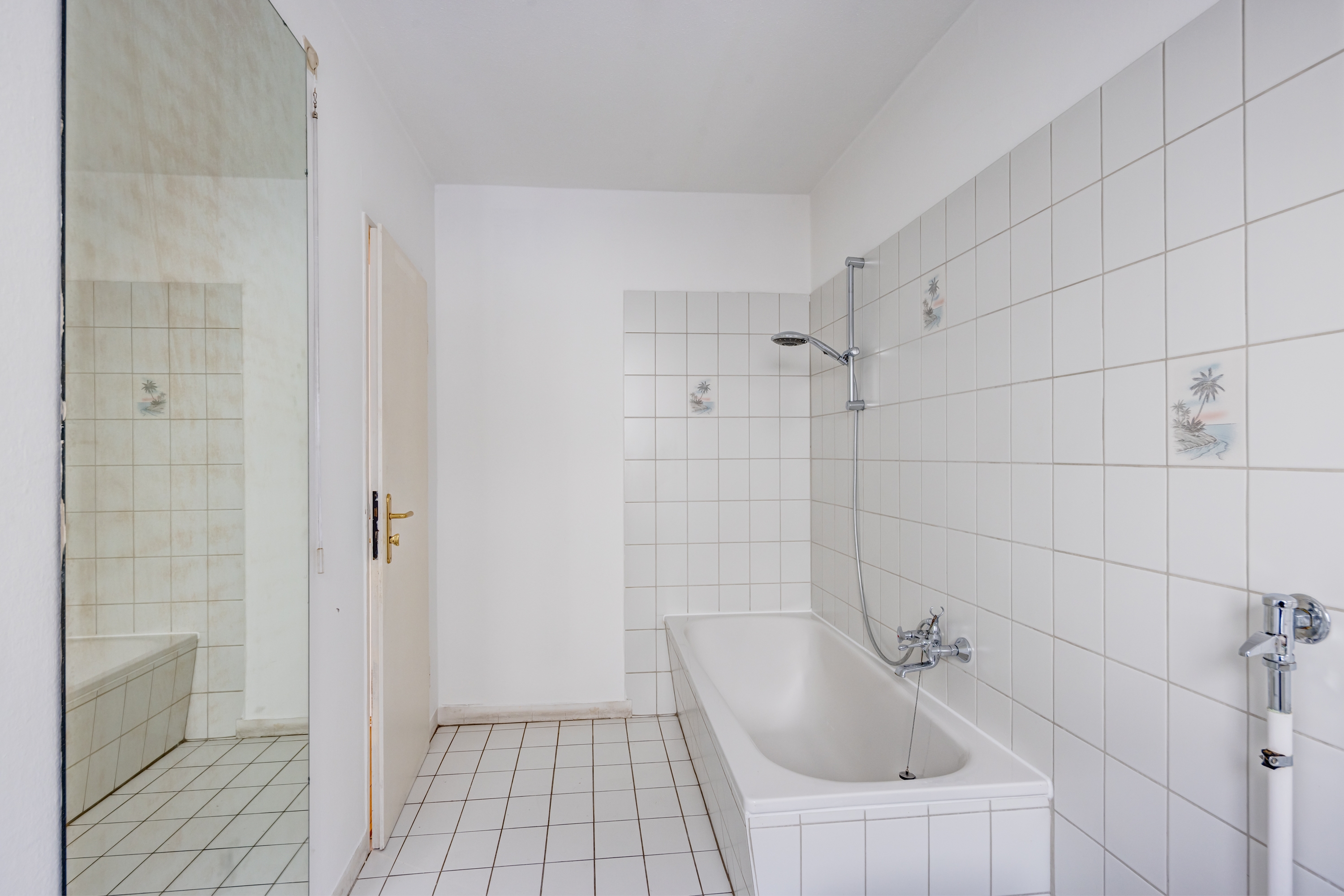 レイズド・グラウンドフロアー（一階が地表よりも高い） 部屋数 2.5 部屋 | München-Schwabing | 70441 | Bad mit Badewanne | Thumbnail