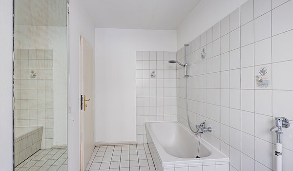 レイズド・グラウンドフロアー（一階が地表よりも高い） 部屋数 2.5 部屋 | München-Schwabing | 70441 | Bad mit Badewanne