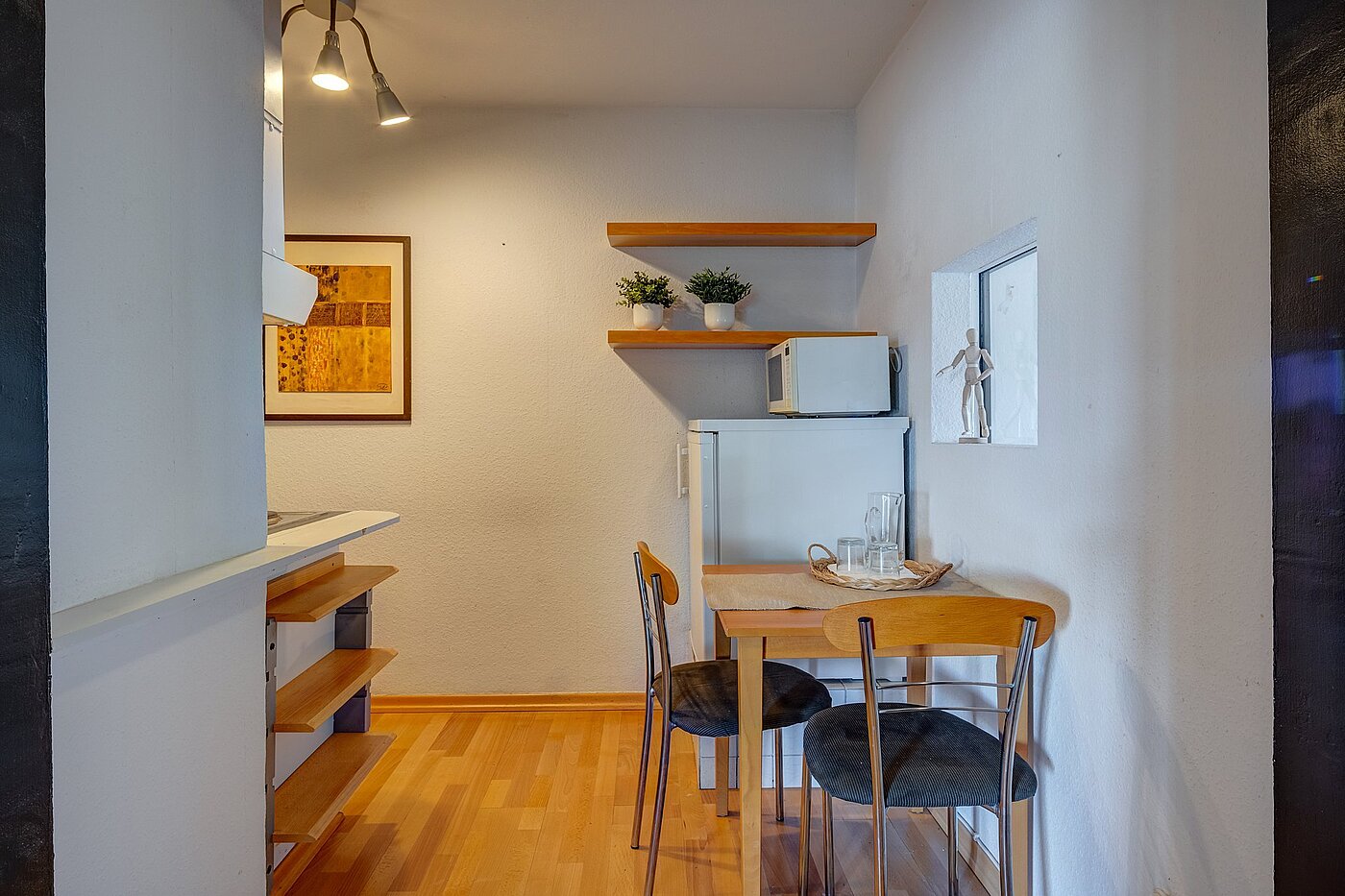 フラット 部屋数 1 部屋 | München-Schwabing | 2109ML1 | bietet einen kleinen Esstisch