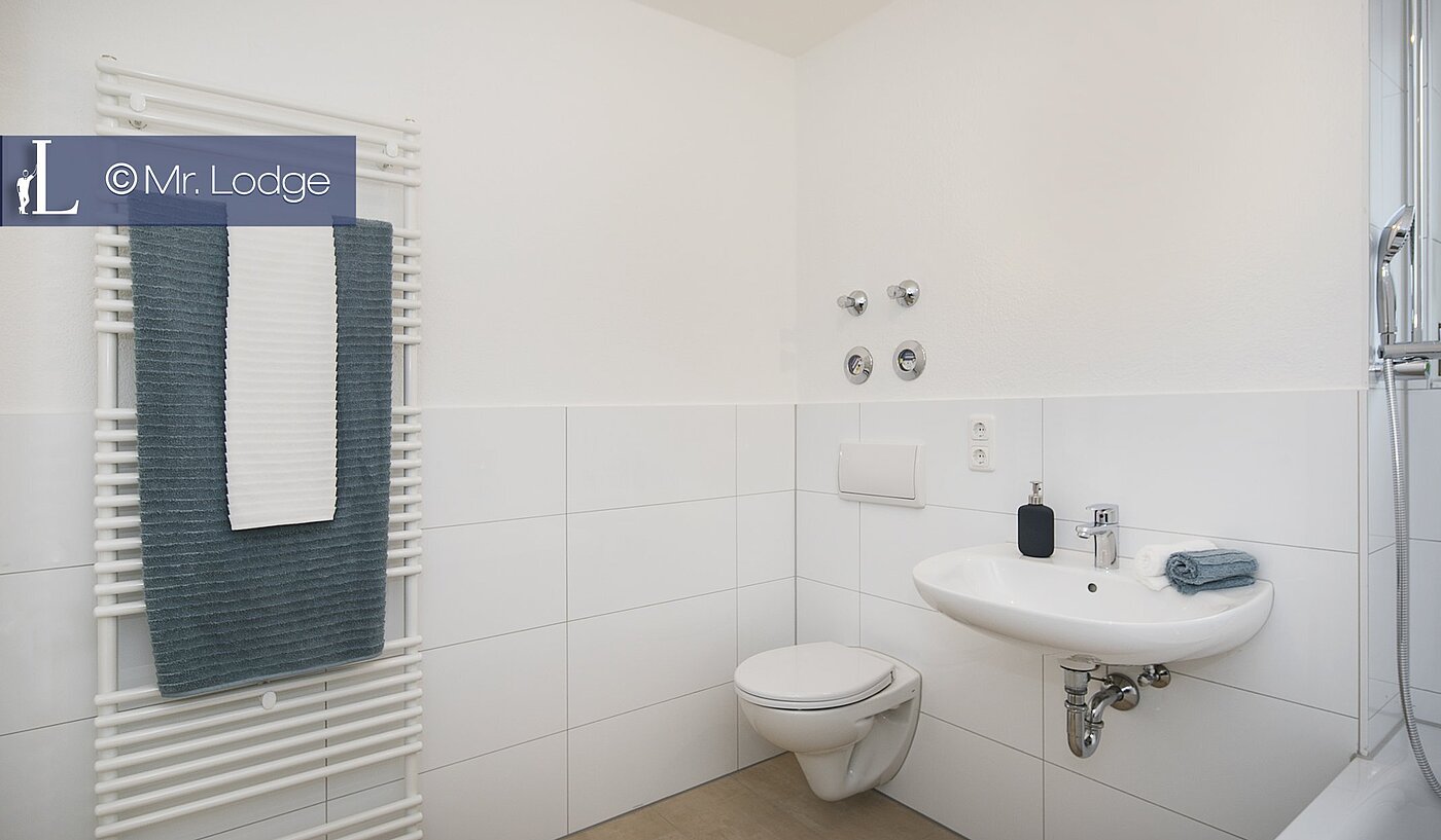 セミ・デタッチド・ハウス（一戸建てを二つに分けた家屋） 部屋数 5 部屋 | 1702ML1 | Modernes Bad