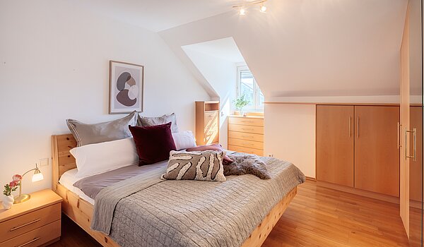 アティック・フラット（屋根裏） 部屋数 3 部屋 | 70501 | Schlafzimmer mit...