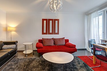 Milbertshofen: 2-roomフラット、バルコニー付、家具付。
