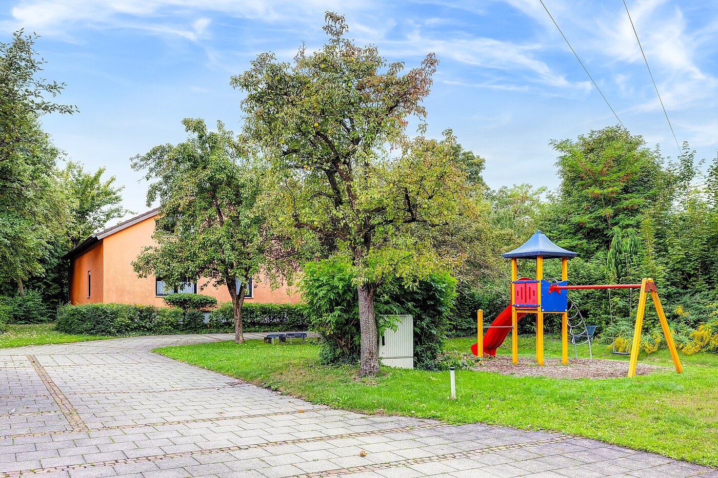 アティック・フラット（屋根裏） 部屋数 3 部屋 | Karlsfeld | 70217 | ...Platz zum Spielen...