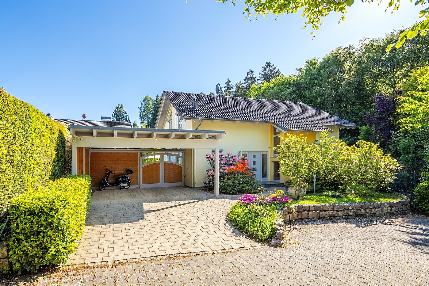 一戸建て 部屋数 5 部屋 | Icking | 70438 | Hausansicht mit Carport