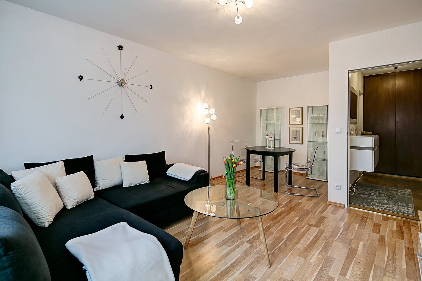 レイズド・グラウンドフロアー（一階が地表よりも高い） 部屋数 2 部屋 | München-Sendling-Westpark | 2001ML1 | ...mit Essecke und...