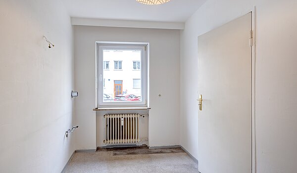レイズド・グラウンドフロアー（一階が地表よりも高い） 部屋数 2.5 部屋 | München-Schwabing | 70441 | Küche mit Fenster