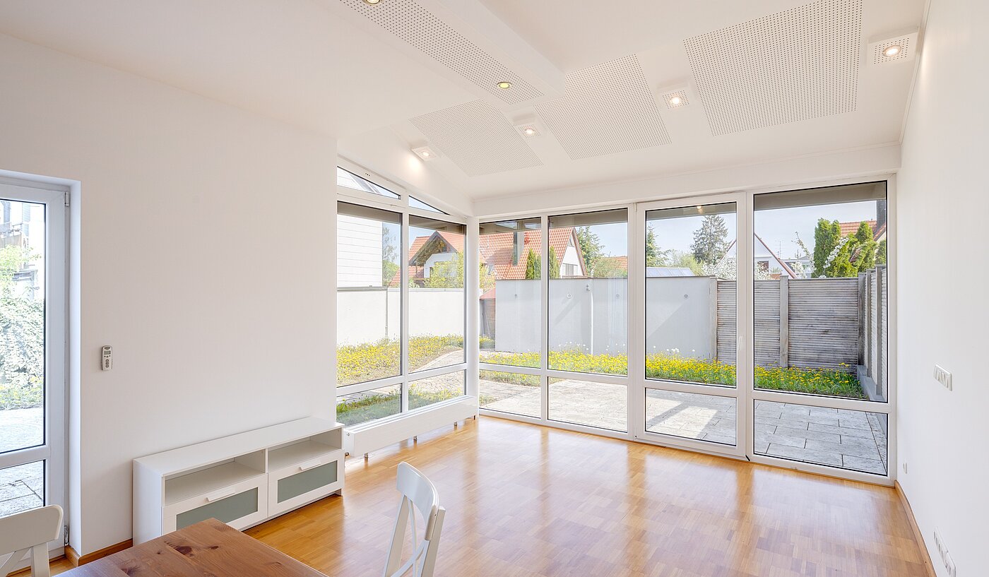 セミ・デタッチド・ハウス（一戸建てを二つに分けた家屋） 部屋数 6.5 部屋 | Unterschleißheim | 70122 | Geräumiges Wohnzimmer...