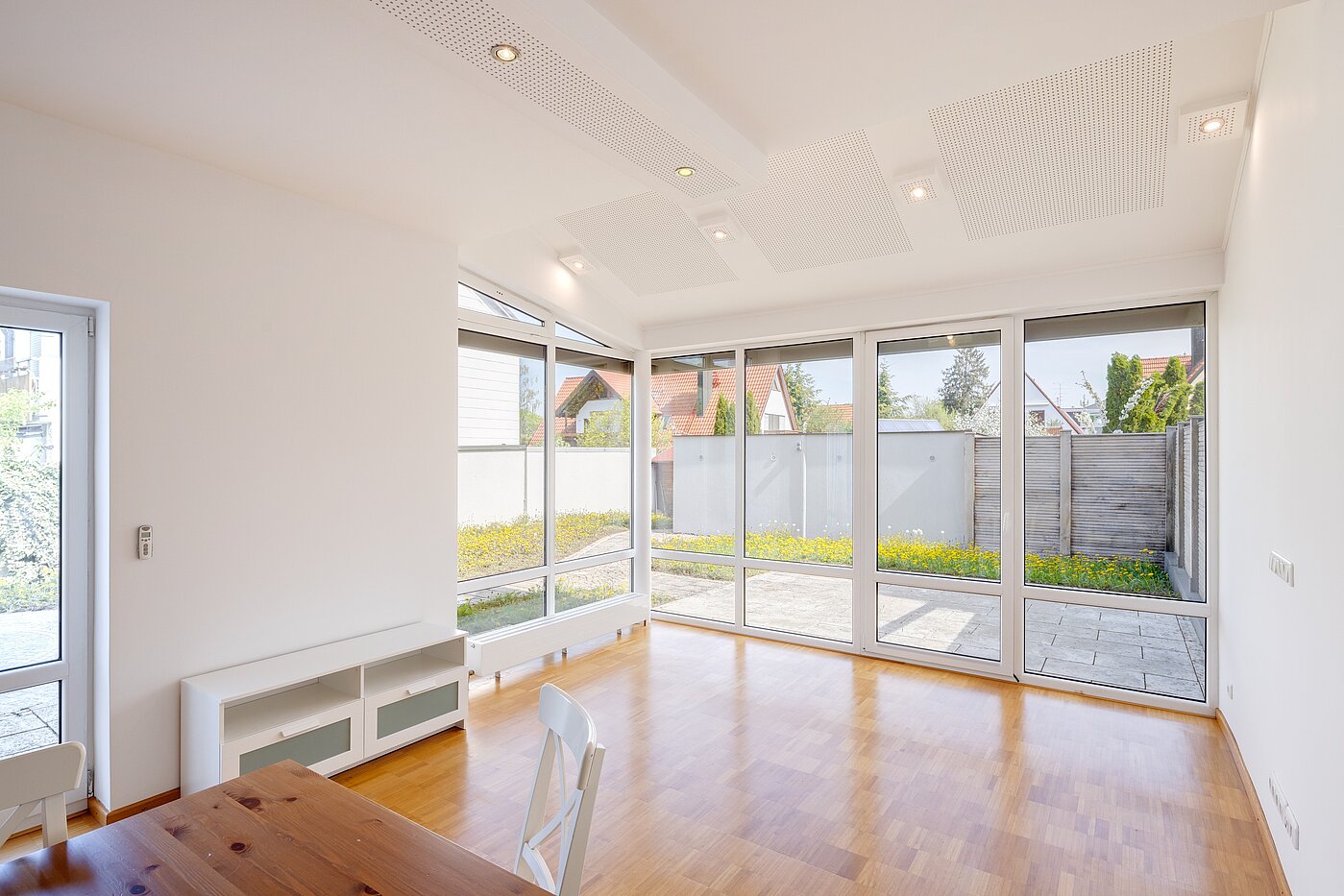 セミ・デタッチド・ハウス（一戸建てを二つに分けた家屋） 部屋数 6.5 部屋 | Unterschleißheim | 70122 | Geräumiges Wohnzimmer...