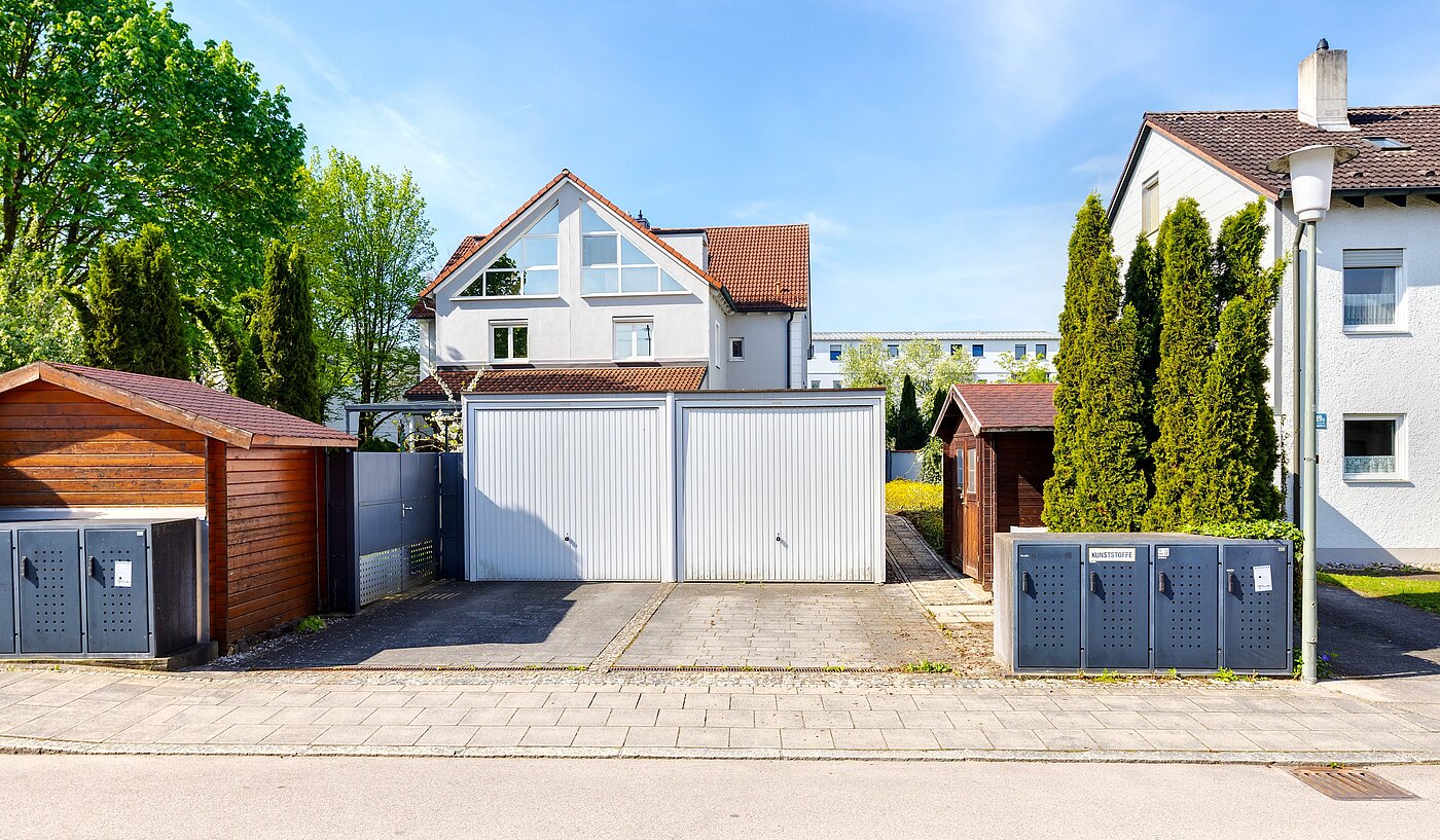 セミ・デタッチド・ハウス（一戸建てを二つに分けた家屋） 部屋数 6.5 部屋 | Unterschleißheim | 70122 | Ansicht von der Straße