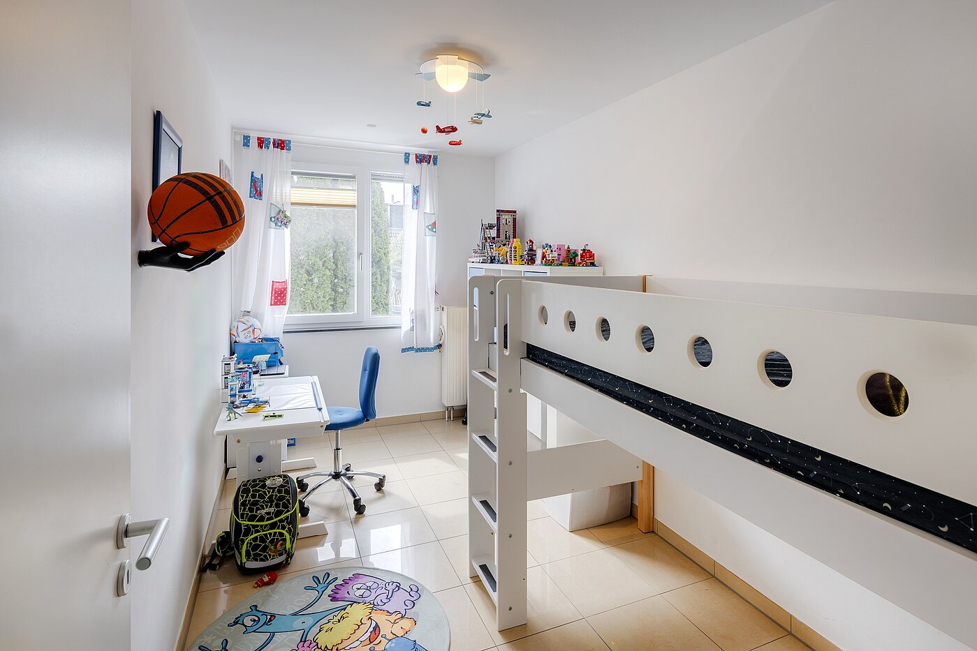 セミ・デタッチド・ハウス（一戸建てを二つに分けた家屋） 部屋数 5 部屋 | Unterföhring | 70119 | Kinderzimmer 2