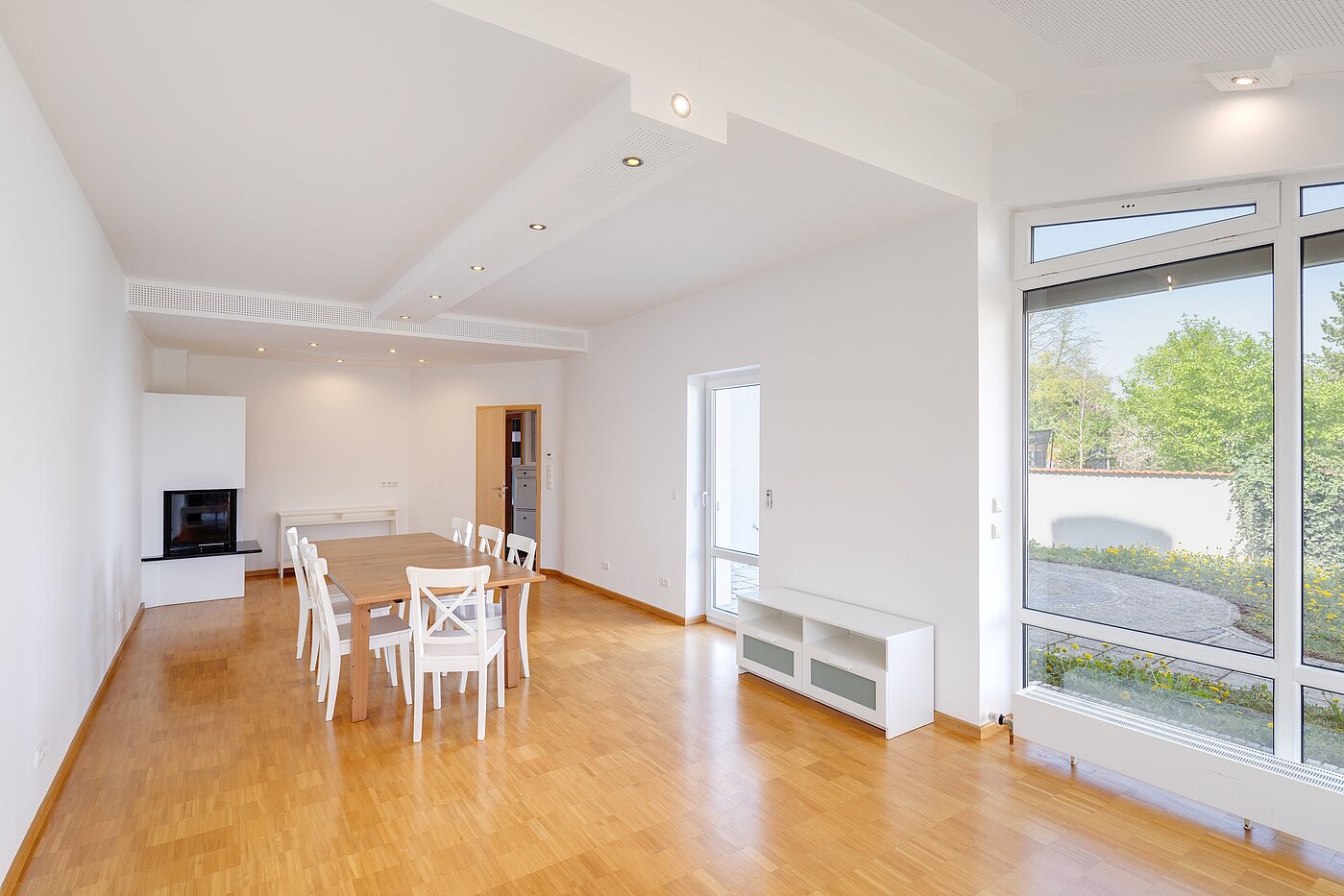 セミ・デタッチド・ハウス（一戸建てを二つに分けた家屋） 部屋数 6.5 部屋 | Unterschleißheim | 70122 | ...mit Platz zum Essen...