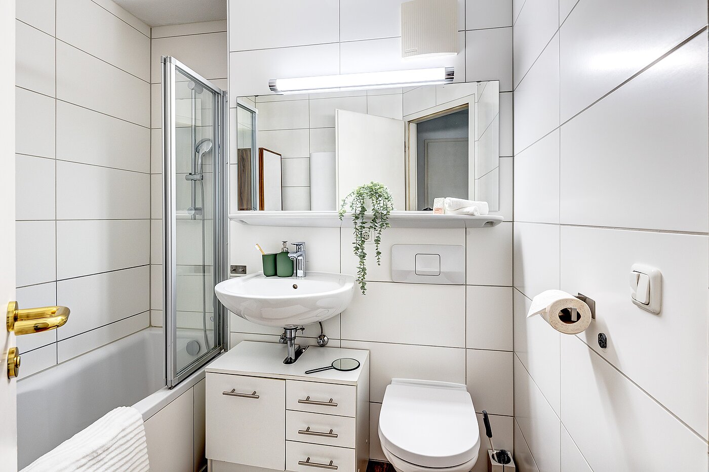 フラット 部屋数 2 部屋 | München-Schwabing | 2205ML71 | Das Wannenbad, deckenhoch gefliest...