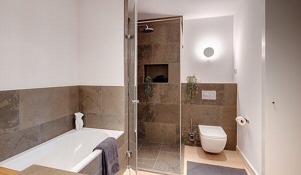 フラット 部屋数 3 部屋 | 70046 | ...und En Suite Bad...