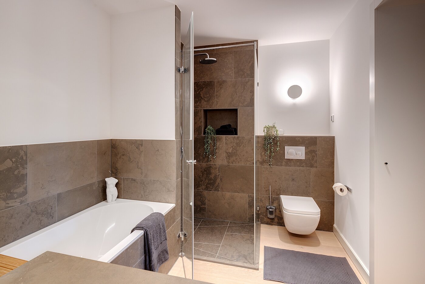 フラット 部屋数 3 部屋 | 70046 | ...und En Suite Bad...