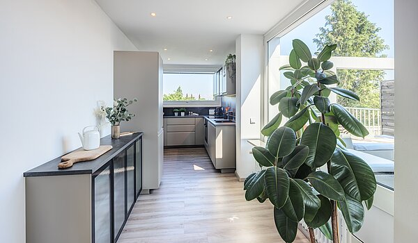 アティック・フラット（屋根裏） 部屋数 3.5 部屋 | München-Berg am Laim | 70451 | Zugang zur Küche