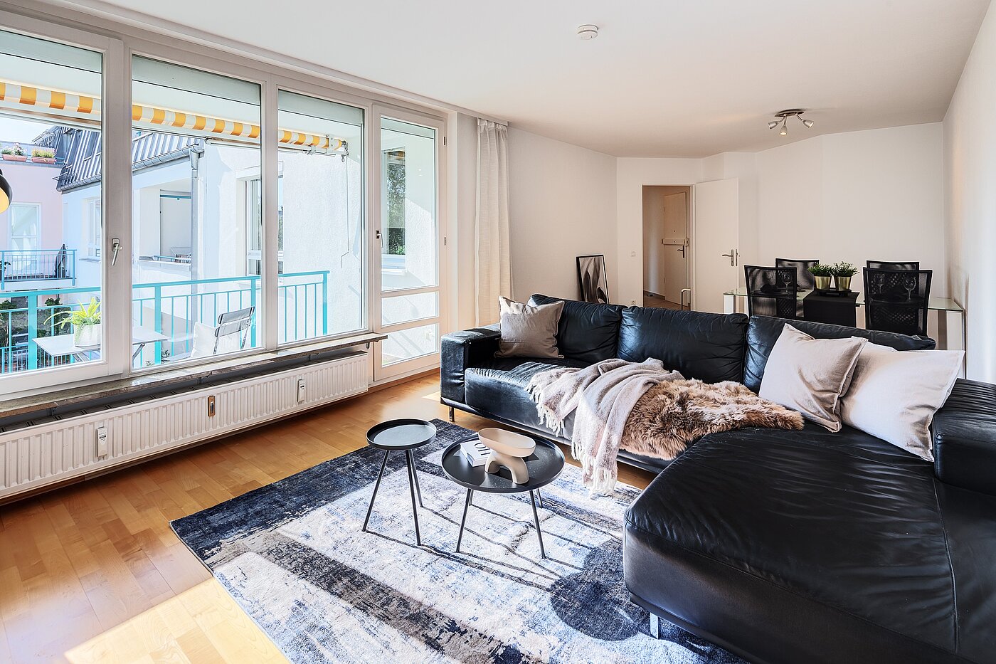 フラット 部屋数 3 部屋 | München-Oberföhring | 70246 | Großzügiges Wohnzimmer mit Zugang zur Loggia