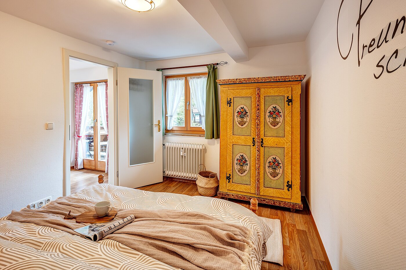 アティック・フラット（屋根裏） 部屋数 2 部屋 | Bad Wiessee | 70017 | ...und altem Bauernschrank.