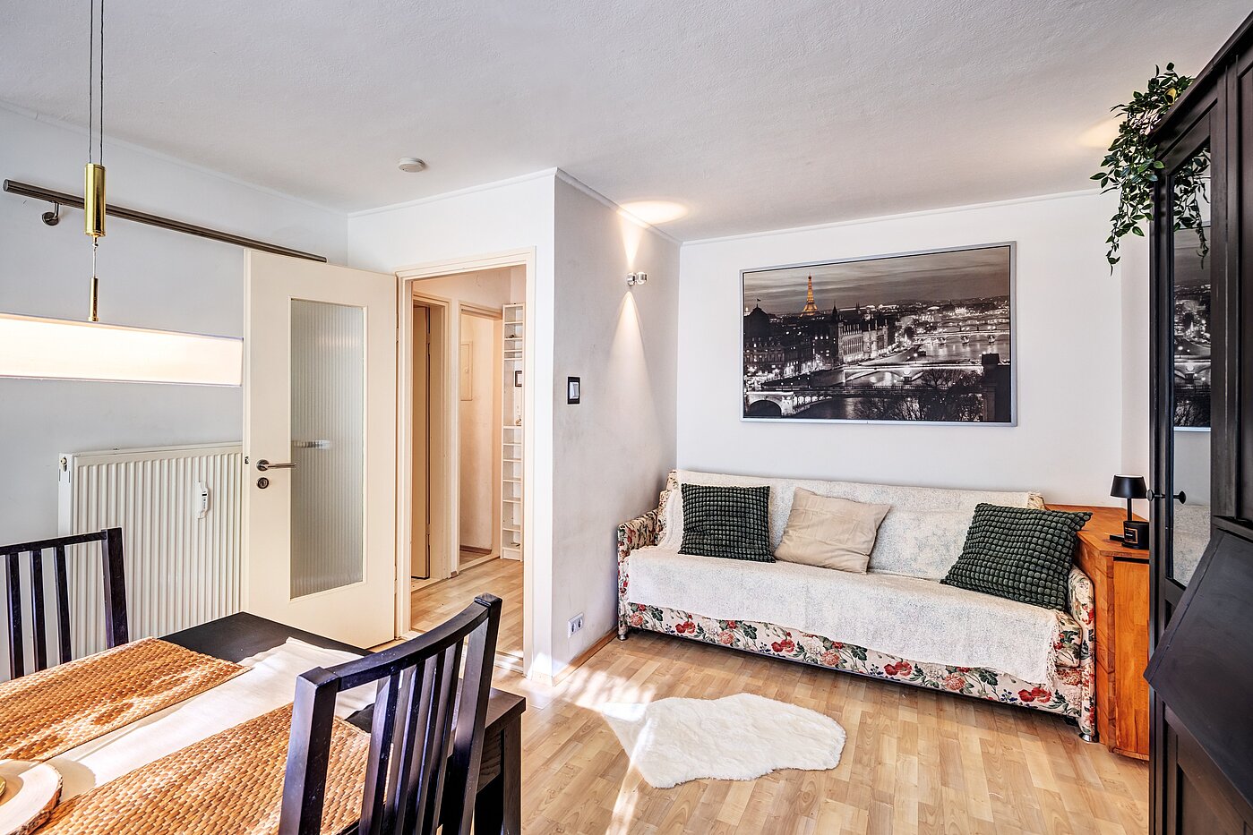 レイズド・グラウンドフロアー（一階が地表よりも高い） 部屋数 1 部屋 | München-Bogenhausen | 70301 | Couch