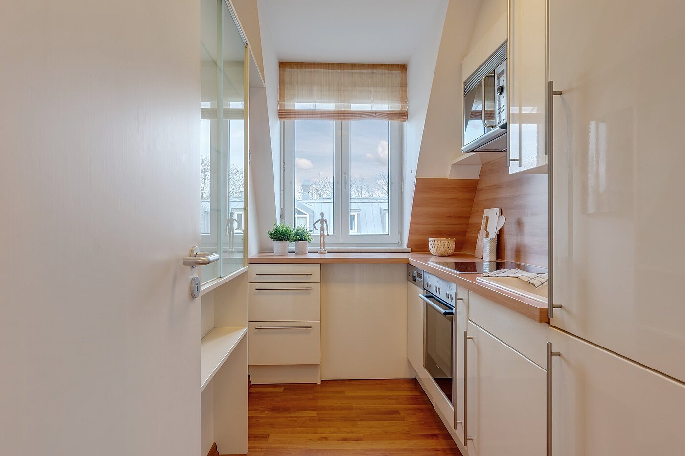アティック・フラット（屋根裏） 部屋数 2 部屋 | München-Sendling | 1911ML4 | Küchenzeile mit...
