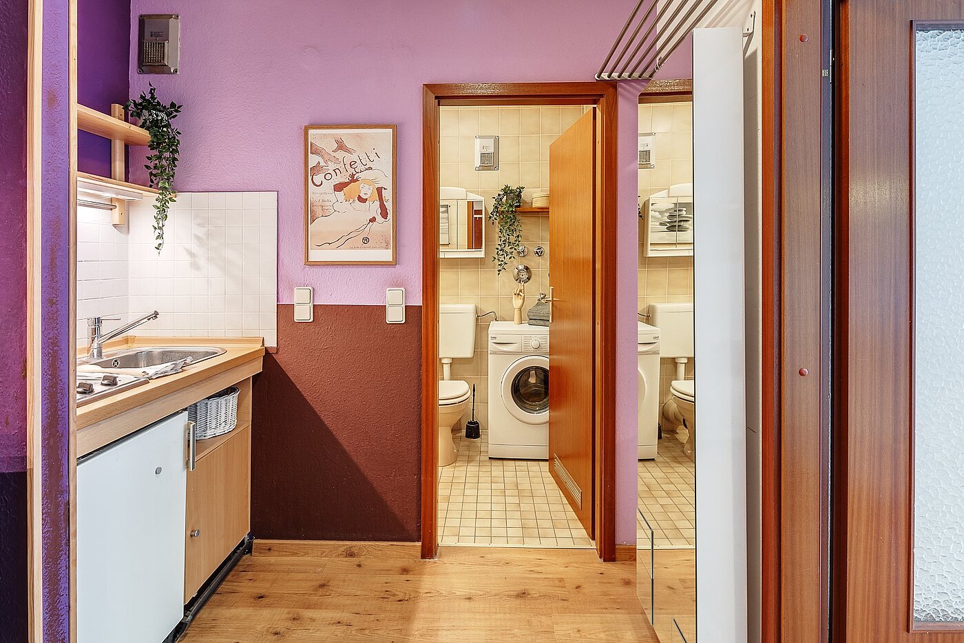 フラット 部屋数 1 部屋 | München-Schwabing | 2104ML4 | Blick vom Flur ins Badezimmer