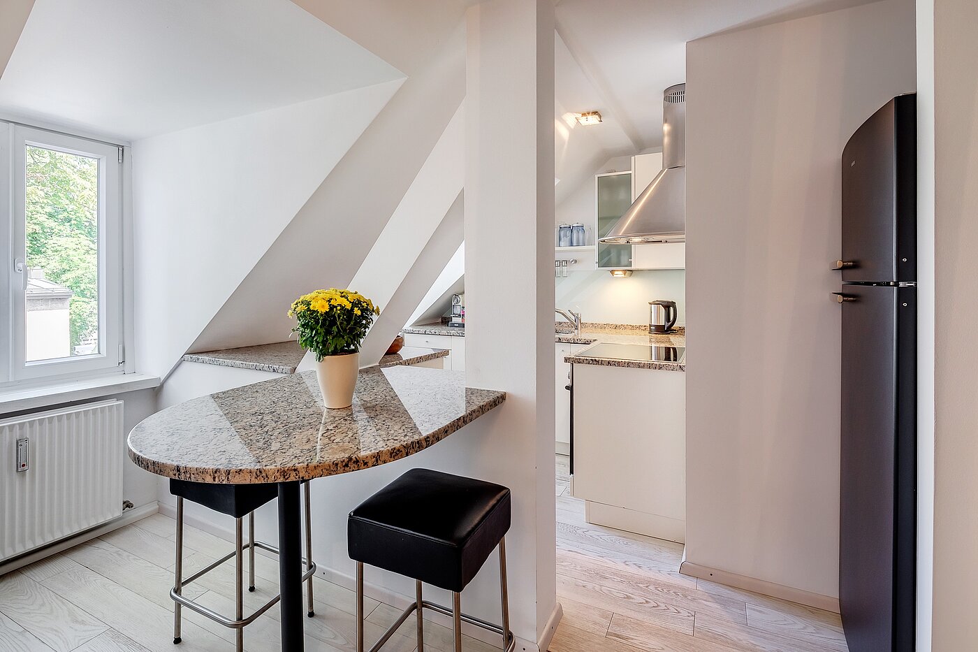 フラット 部屋数 2 部屋 | München-Isarvorstadt | 70089 | Essecke mit Küchentresen
