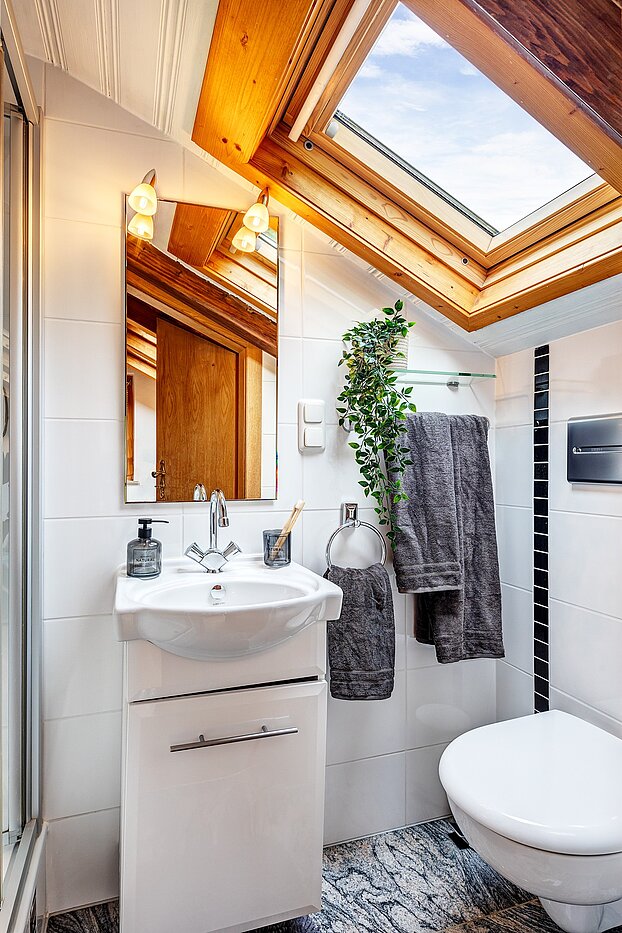 アティック・フラット（屋根裏） 部屋数 2 部屋 | Bad Wiessee | 70017 | Helles Badezimmer