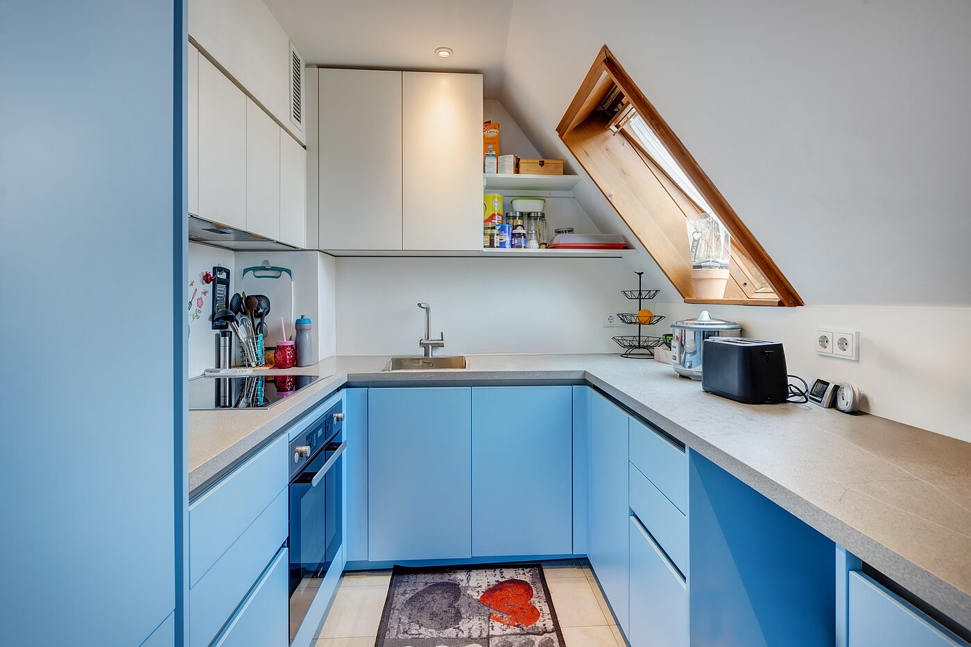 一戸建て 部屋数 8 部屋 | 70229 | Küche mit Fenster...