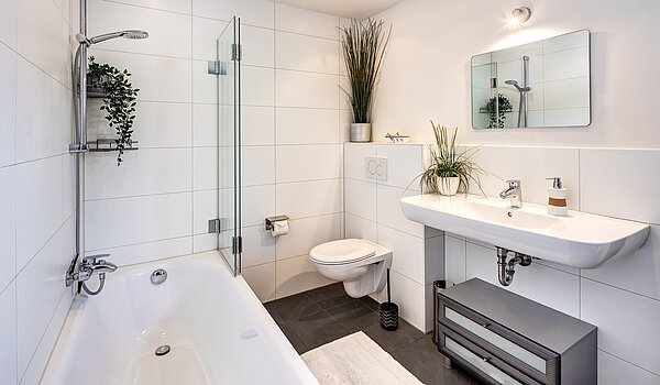 角のテラスハウス 部屋数 6 部屋 | Germering | 70033 | Bad mit Badewanne...