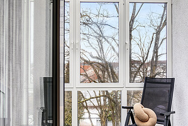 Poing：魅力的な2部屋のアパートメント、屋根裏部屋、ウィンターガーデン付き