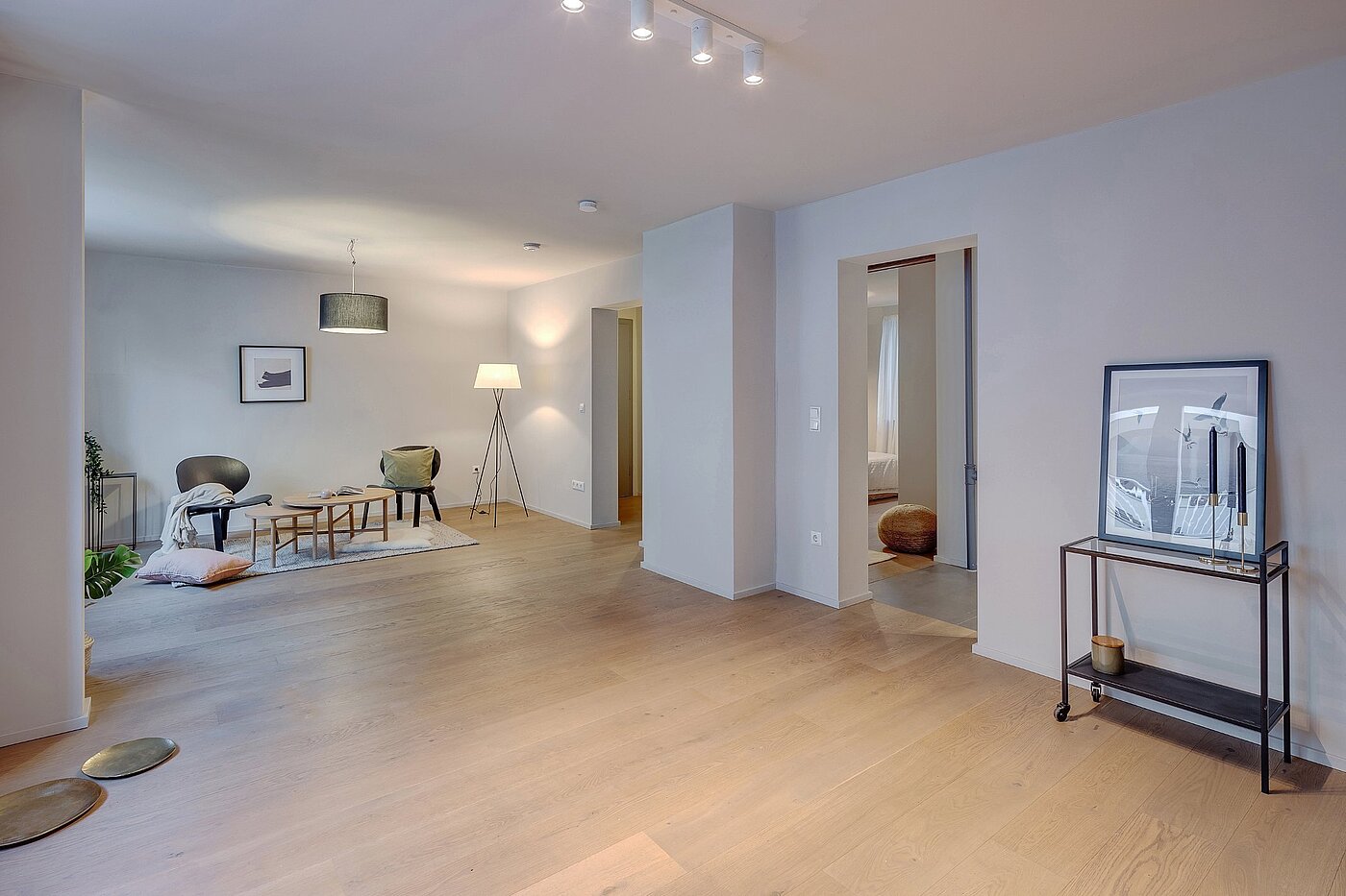 レイズド・グラウンドフロアー（一階が地表よりも高い） 部屋数 2 部屋 | München-Lehel | 2012ML1 | Großer Wohn- und Essbereich...